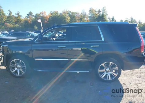 2017 Cadillac Escalade Luxury z USA, uszkodzony, nr VIN 1GYS4BKJ7HR351133